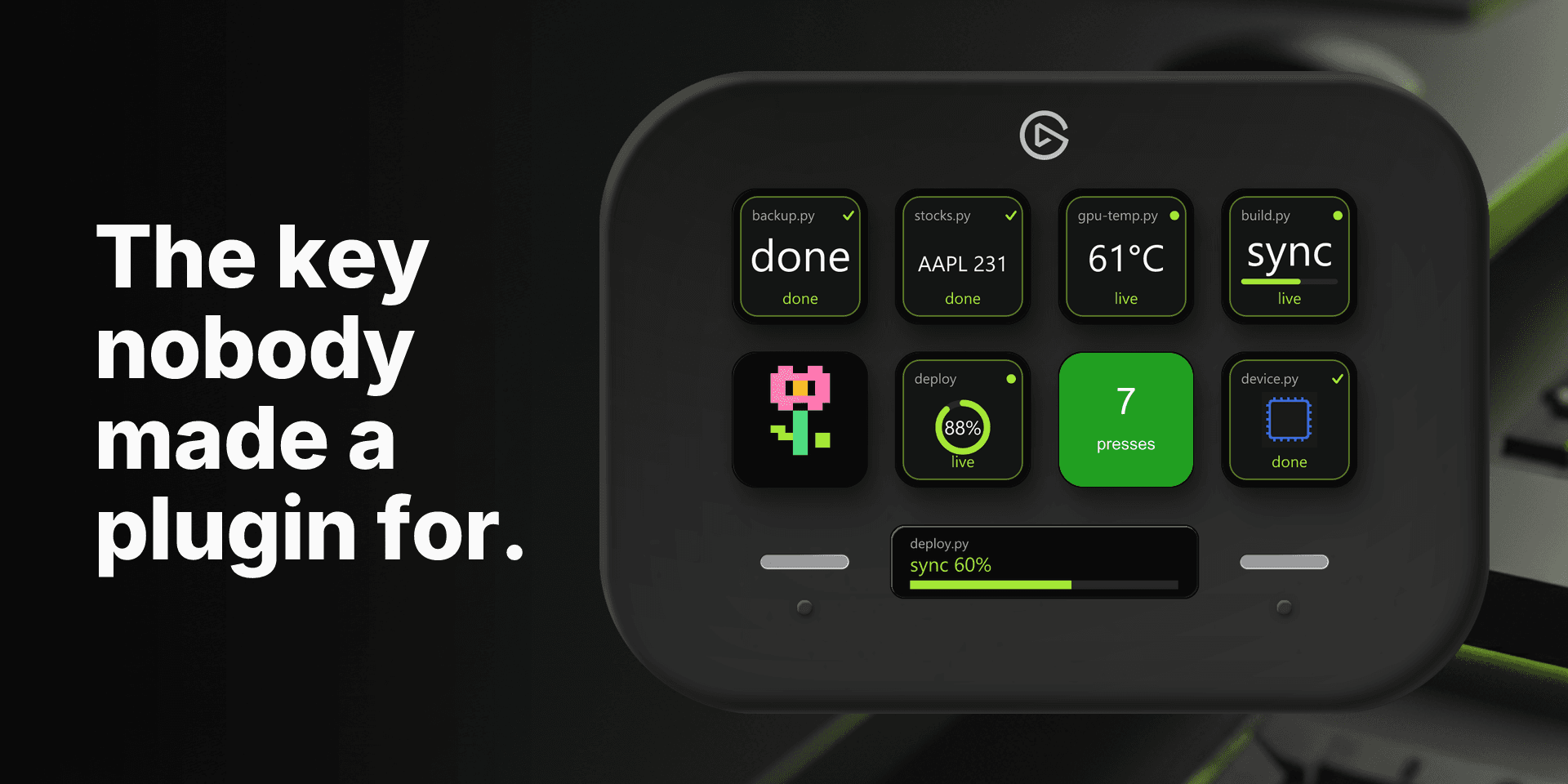 Ein Stream Deck Neo mit acht laufenden Python-Skripten, jede Taste zeigt ihre Live-Ausgabe, auf der Info-Leiste läuft ein Build